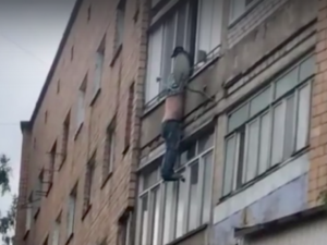 Фото: Смолянин выпал из окна квартиры
